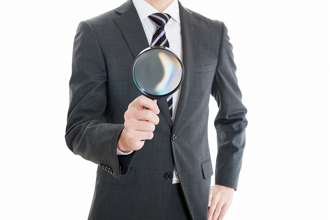 虫眼鏡を持った男性