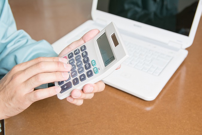 電卓をたたく人
