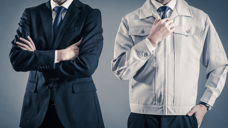 スーツ姿の男性と作業着姿の男性