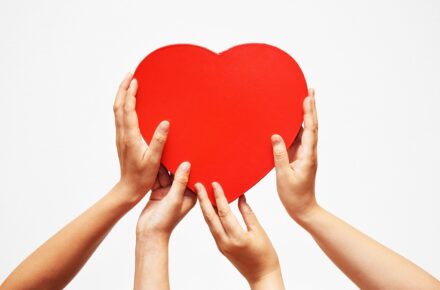 ハート持つ手